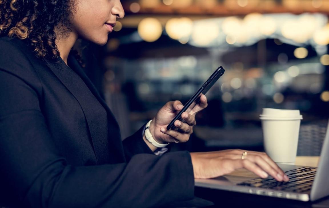 Participante a trabalhar com ferramentas de análise de keywords