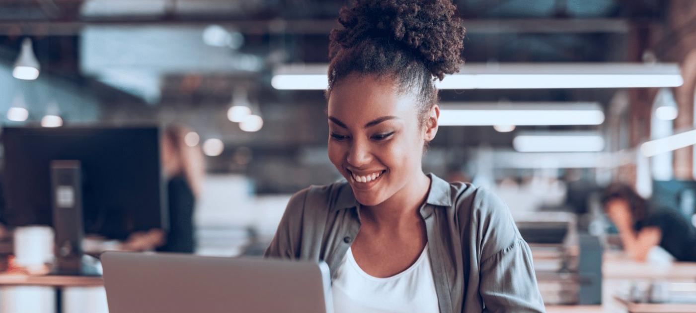 Especialista a trabalhar em estratégia de conteúdo SEO